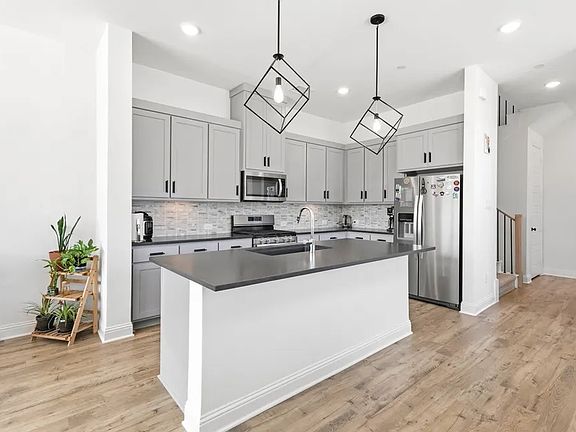 4th image of 2532 Campden Mews