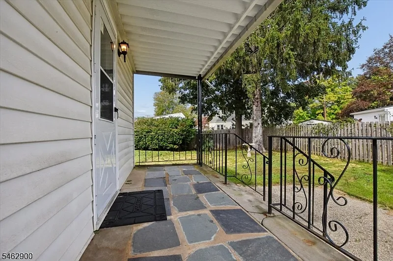 4 bed, 1.0 bath, $2,800 — Photo 2