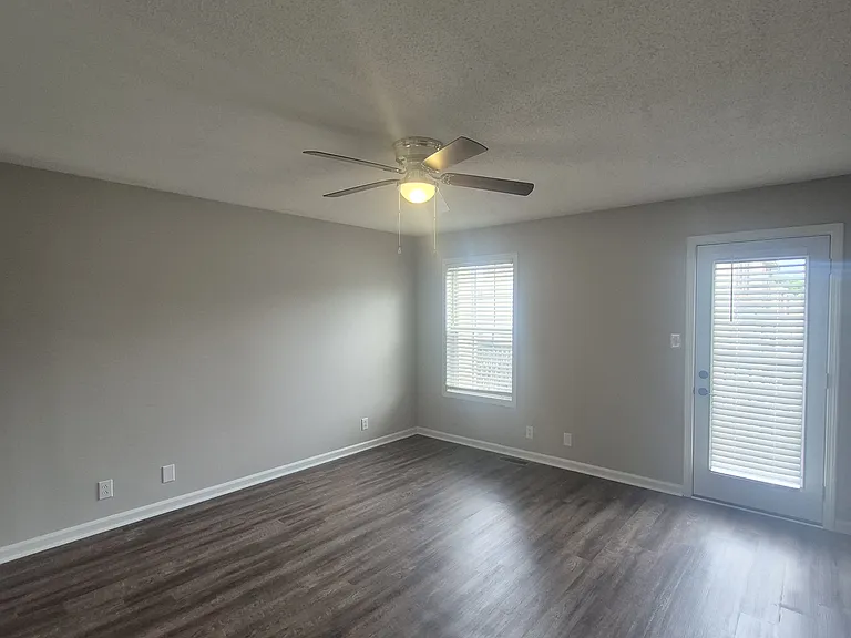 202 Tree Line Dr — Photo 2