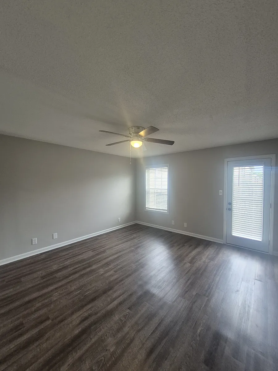 Building Photo - 202 Tree Line Dr