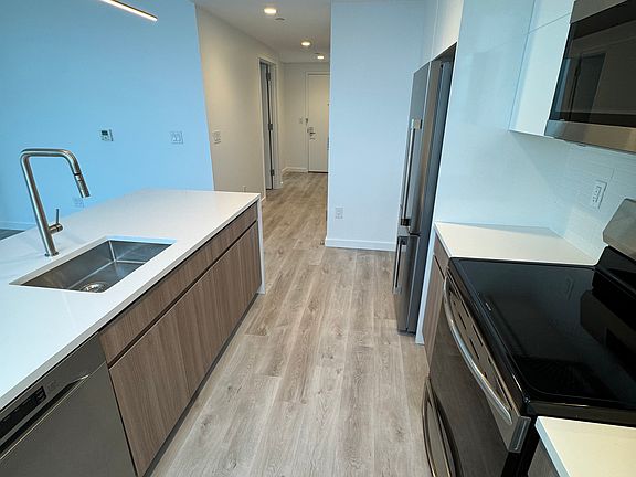 4th image of 77 Commercial St #3024S