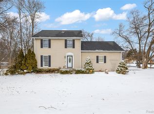 2713 Woodbury St, Commerce Township, MI 48390