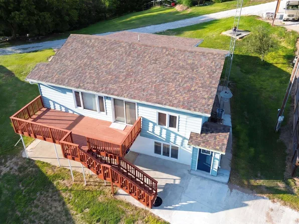 16 Burkholder Dr, Cozad, NE 69130