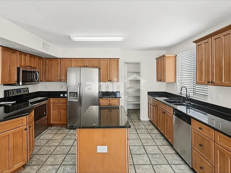 10440 W Colter St — Photo 3