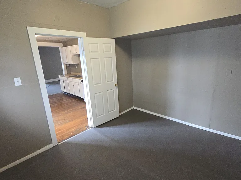 212 W Hospital Dr — Photo 6