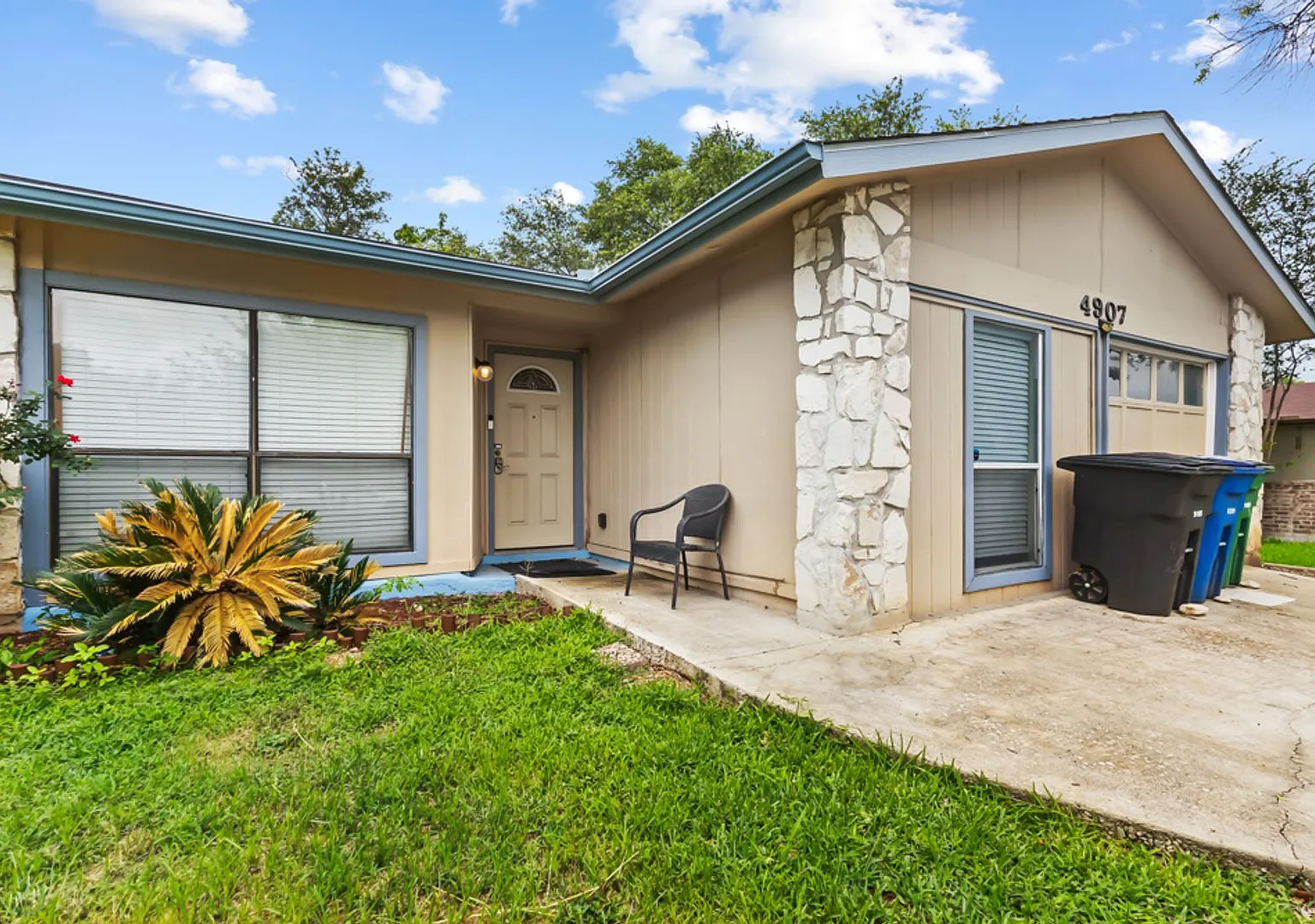Charming Home Awaits: Spacious & Modern Living in a Prime Location — Photo 3