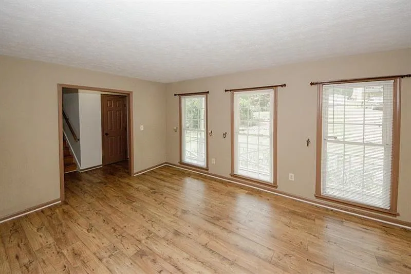 3 bed, 2.0 bath, 2049 sqft, $2,100 — Photo 4