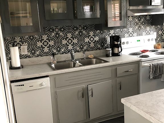 3rd image of 102 Willow Wood Dr APT B6