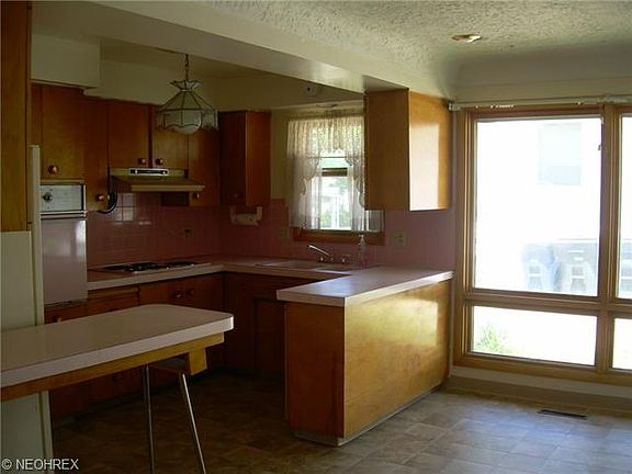 2nd image of 1824 Thornapple Ave
