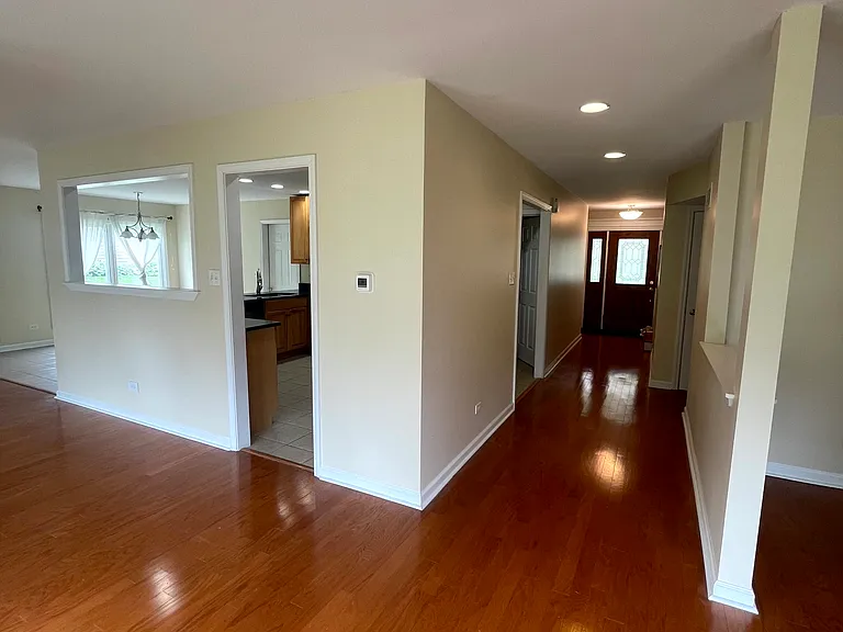 2S525 Lloyd Ave — Photo 9