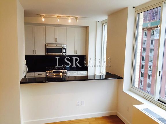 2nd image of 320 W 38th St APT 1427