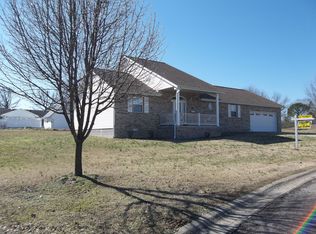409 Stonebrook Dr, Benton, IL 62812