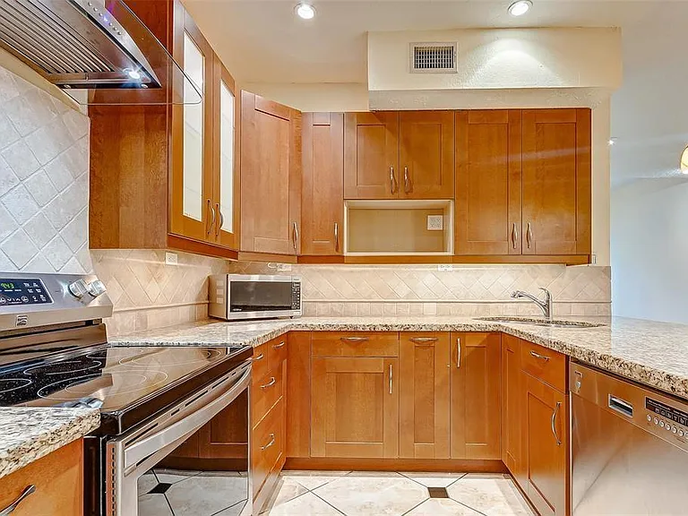 7350 Kirby Dr #5 — Photo 6