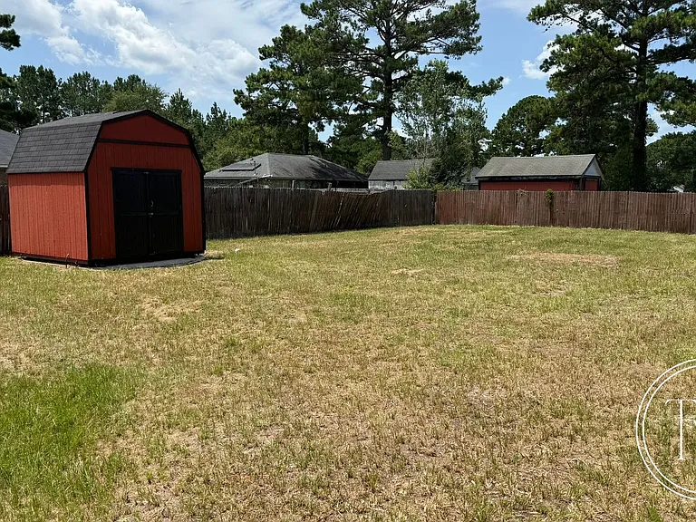 142 NE Shayna Dr — Photo 17