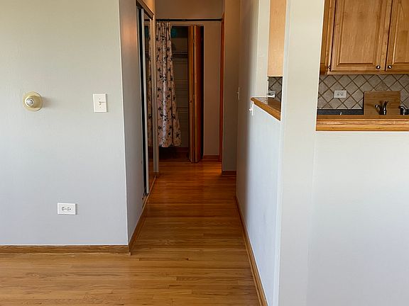5th image of 4600 N Cumberland Ave Unit 109