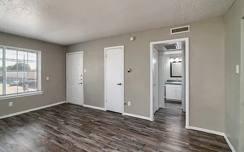 Royal Terrace: Leasing Specials! Renovated Euless Apartments, New Management! Photo 1
