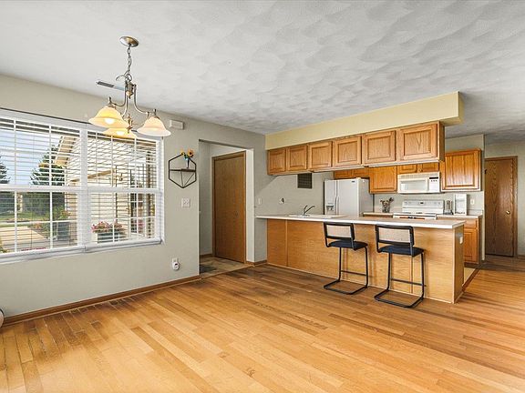 4th image of 7944 Royal Oaks Rd
