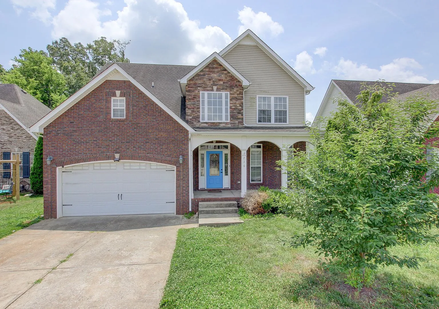 Vibrant 4 br home Close to Exit 1 Cats Welcome. Dogs Too! — Photo 1
