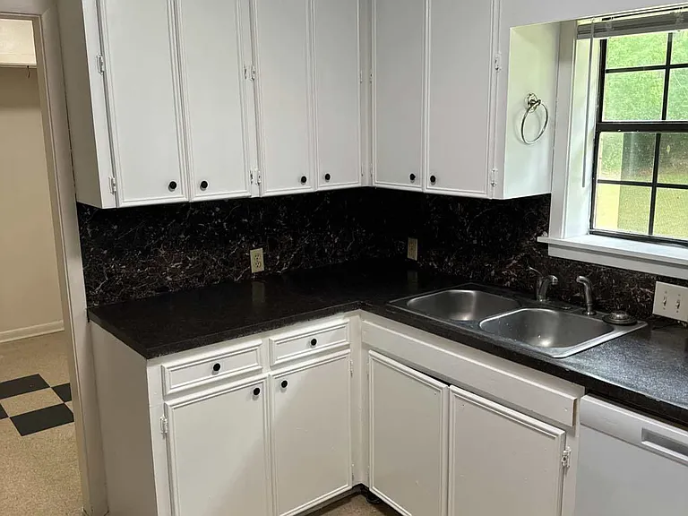 505 Marie Ave — Photo 4