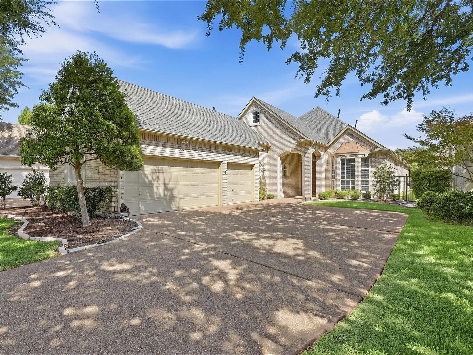 3 bed, 2.5 bath, 2627 sqft, $3,500 — Photo 2