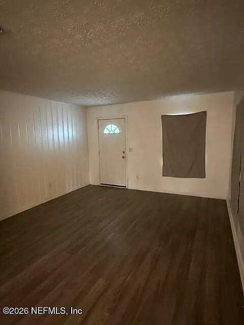 3 bed, 1.0 bath, 910 sqft, $1,295 — Photo 3