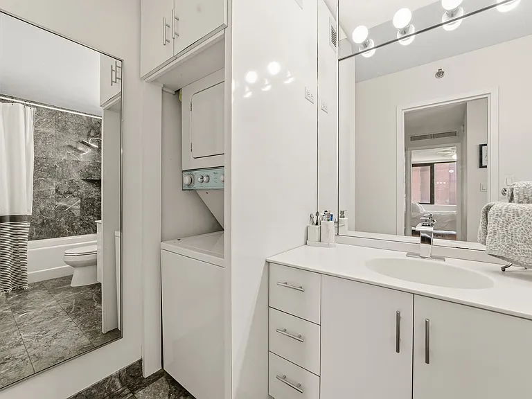 4 Martine Ave #707 — Photo 33