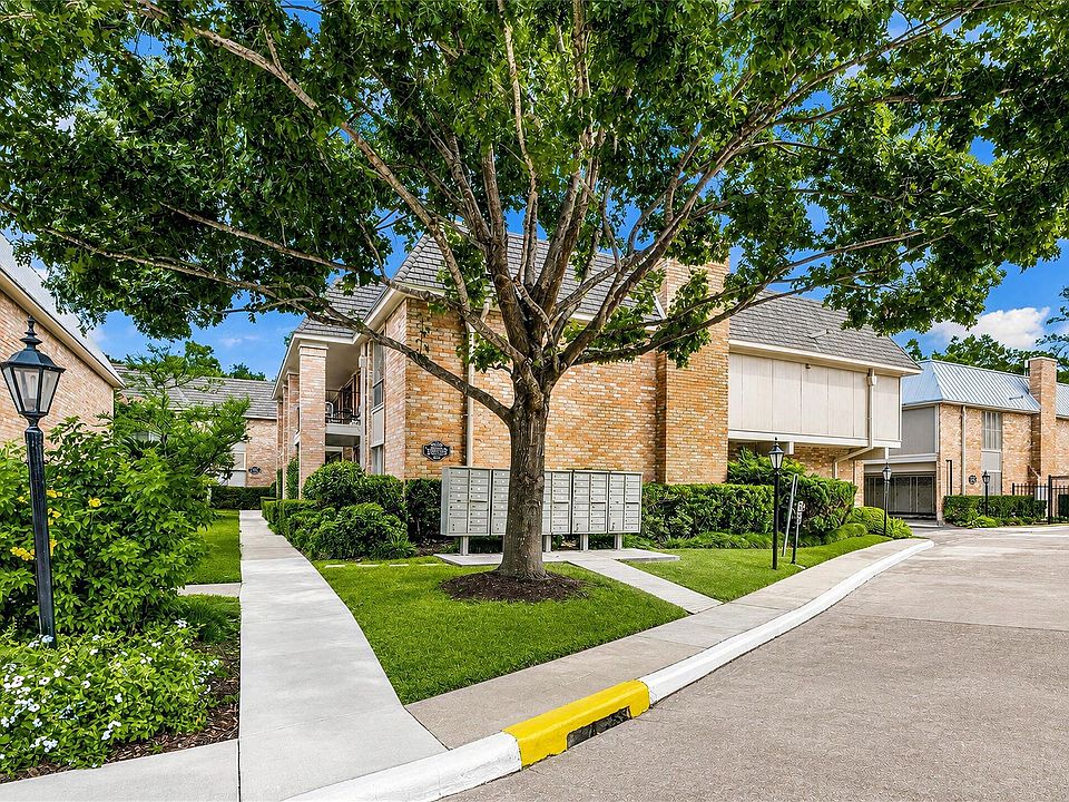 1st image of 2224 S Piney Point Rd APT 112