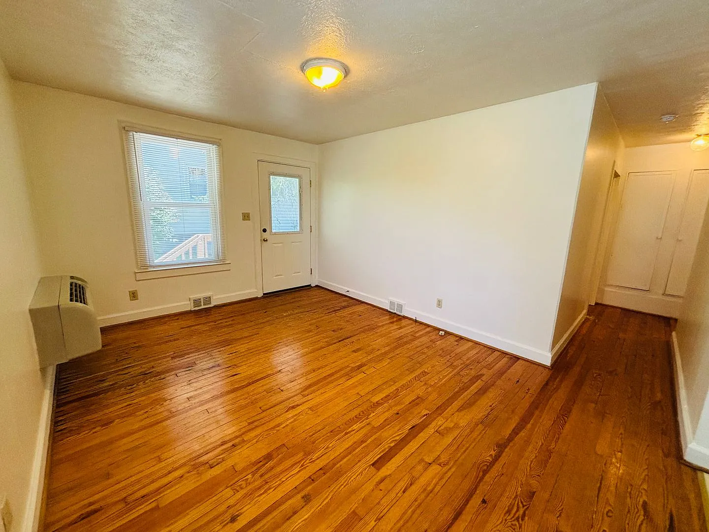 1 Bedroom 1 Bath Duplex — Photo 3