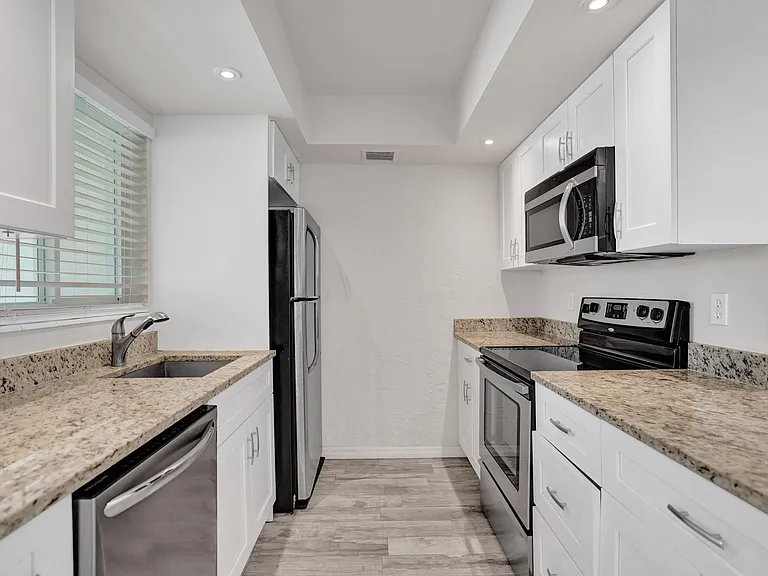 115 SW 1st Ave #1 — Photo 7