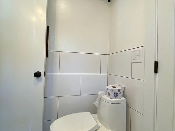 5th image of 109 E Warner St