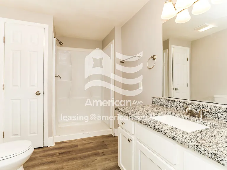 1352246_010_main_bathroom_10.jpg