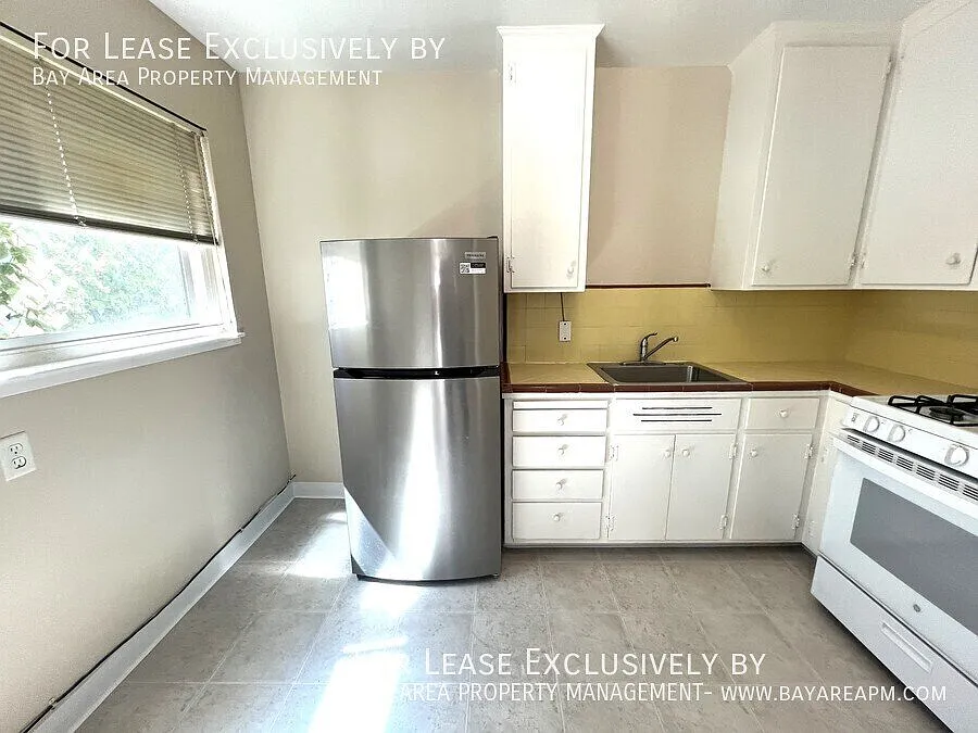 Bright and Spacious 1 BR/1 BA Unit close to Woodside Road! — Photo 4
