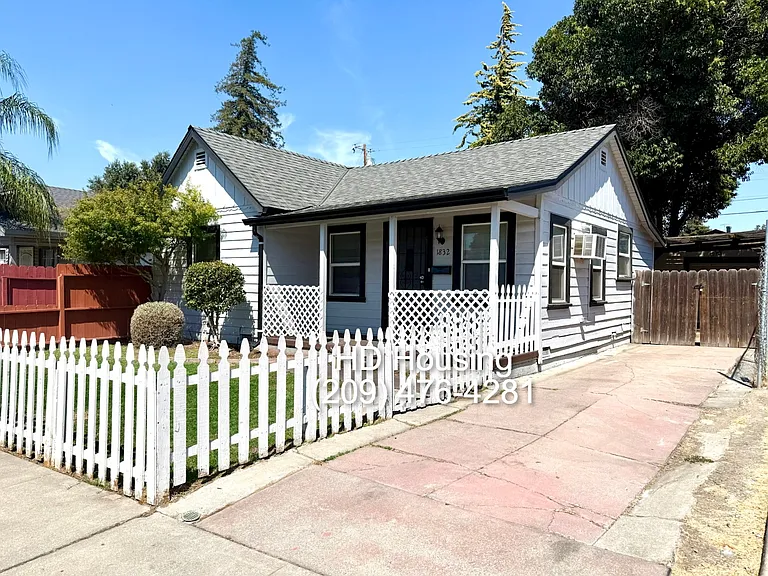 1832 N Berkeley Ave — Photo 9