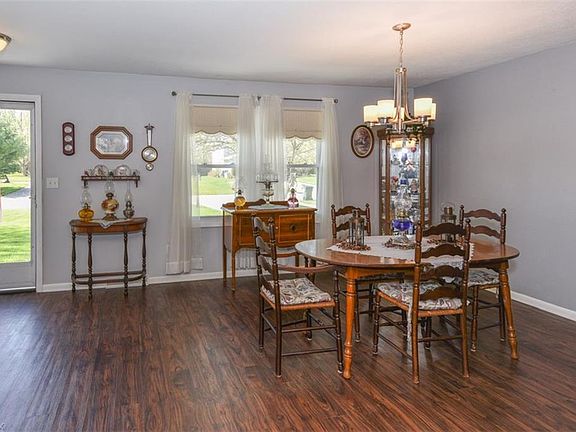 3rd image of 410 Oaknoll Dr