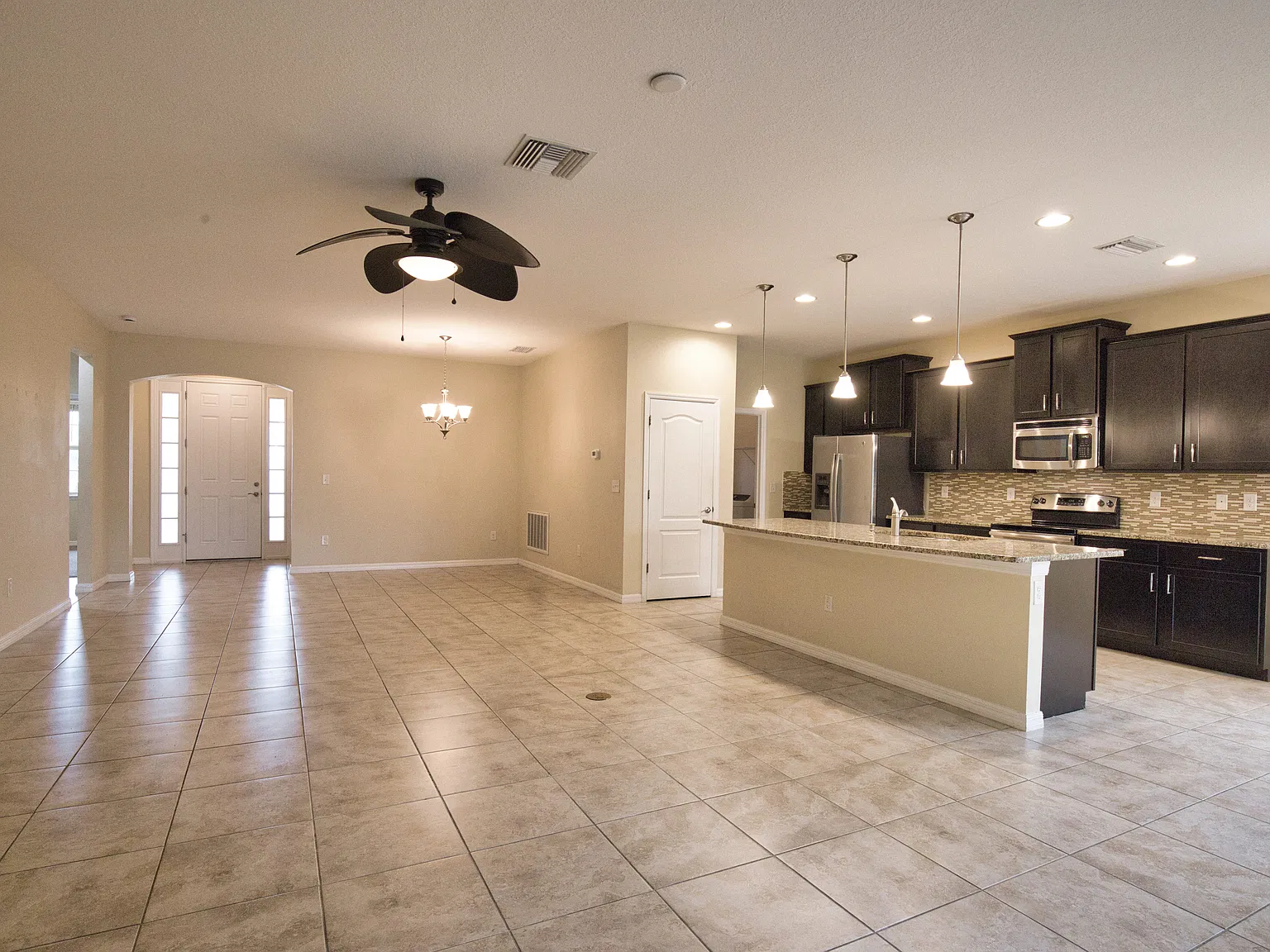 3 bed, 1844 sqft, $2,945 — Photo 3