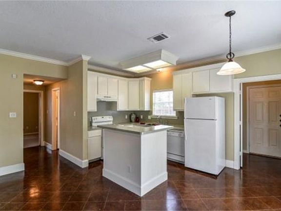 3rd image of 212 Sterling St
