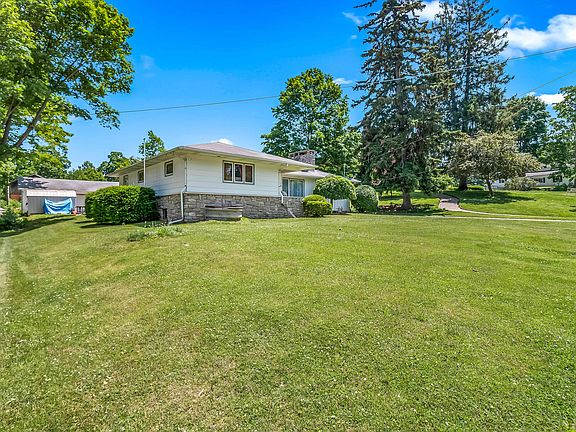 3rd image of 207 Maumee St