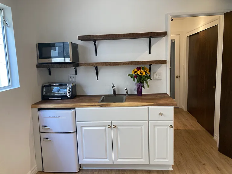 292 Rossmore Dr #B — Photo 3
