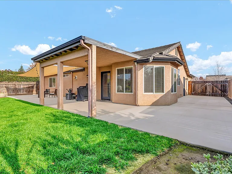 2435 N Crowe St — Photo 26