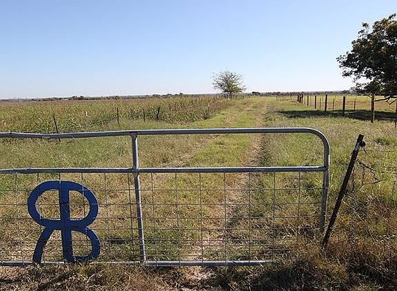 40', well maintained Access Easement off CR 443. Gate to Ranch Entry a few hundred yards from this point.