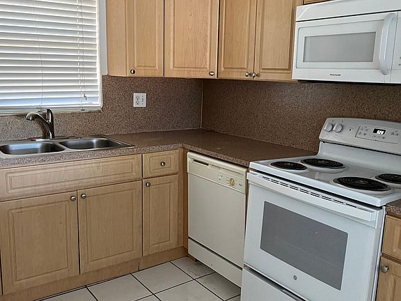 4th image of 40 NW 87th Ave APT D212