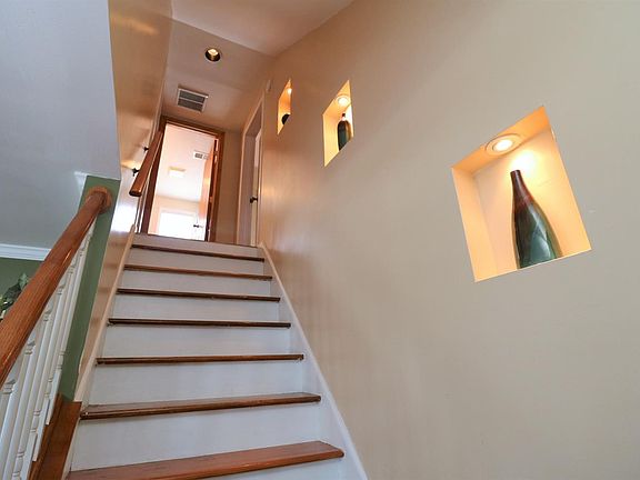 3rd image of 226 E Lowry Ln