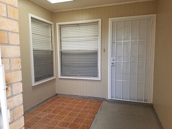3rd image of 11121 Shiner Ave