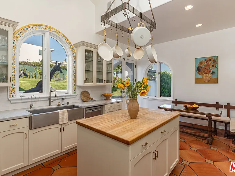 3453 Coast View Dr — Photo 11