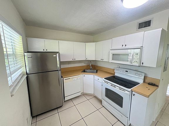 2nd image of 2741 NE 8th Ave APT 18