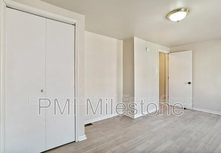 118 S Locust St — Photo 3