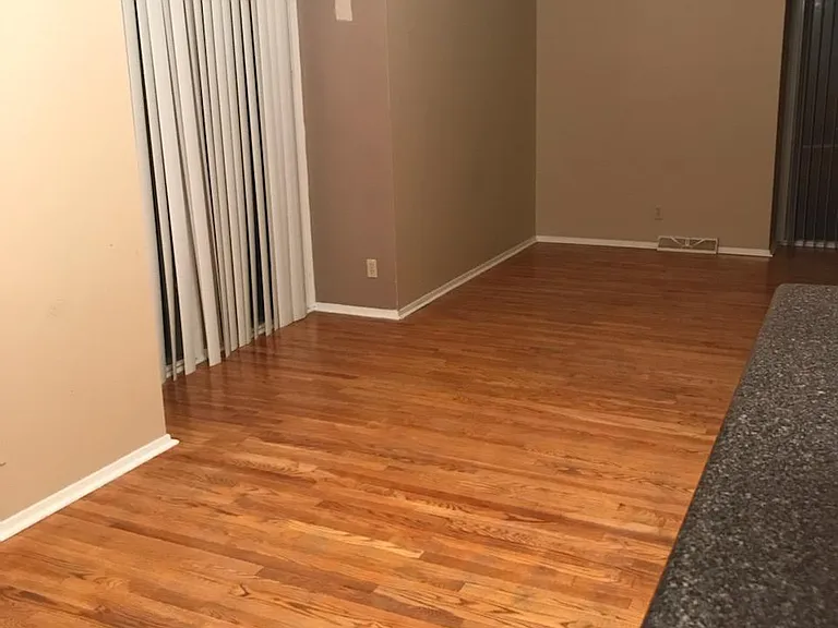 Y Cir — Photo 2