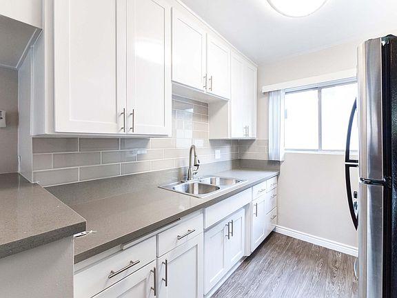 2nd image of 1037 Lincoln Blvd APT B