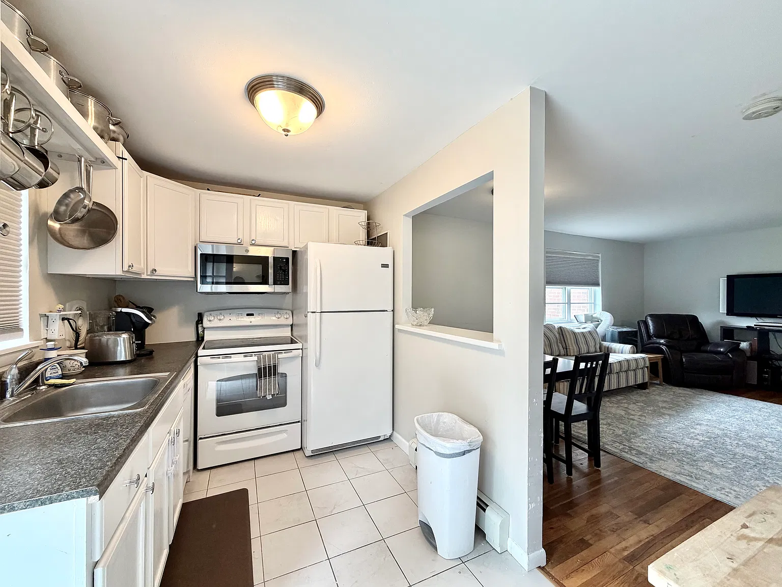 2 bed, 1.5 bath, 876 sqft, $2,200 — Photo 2