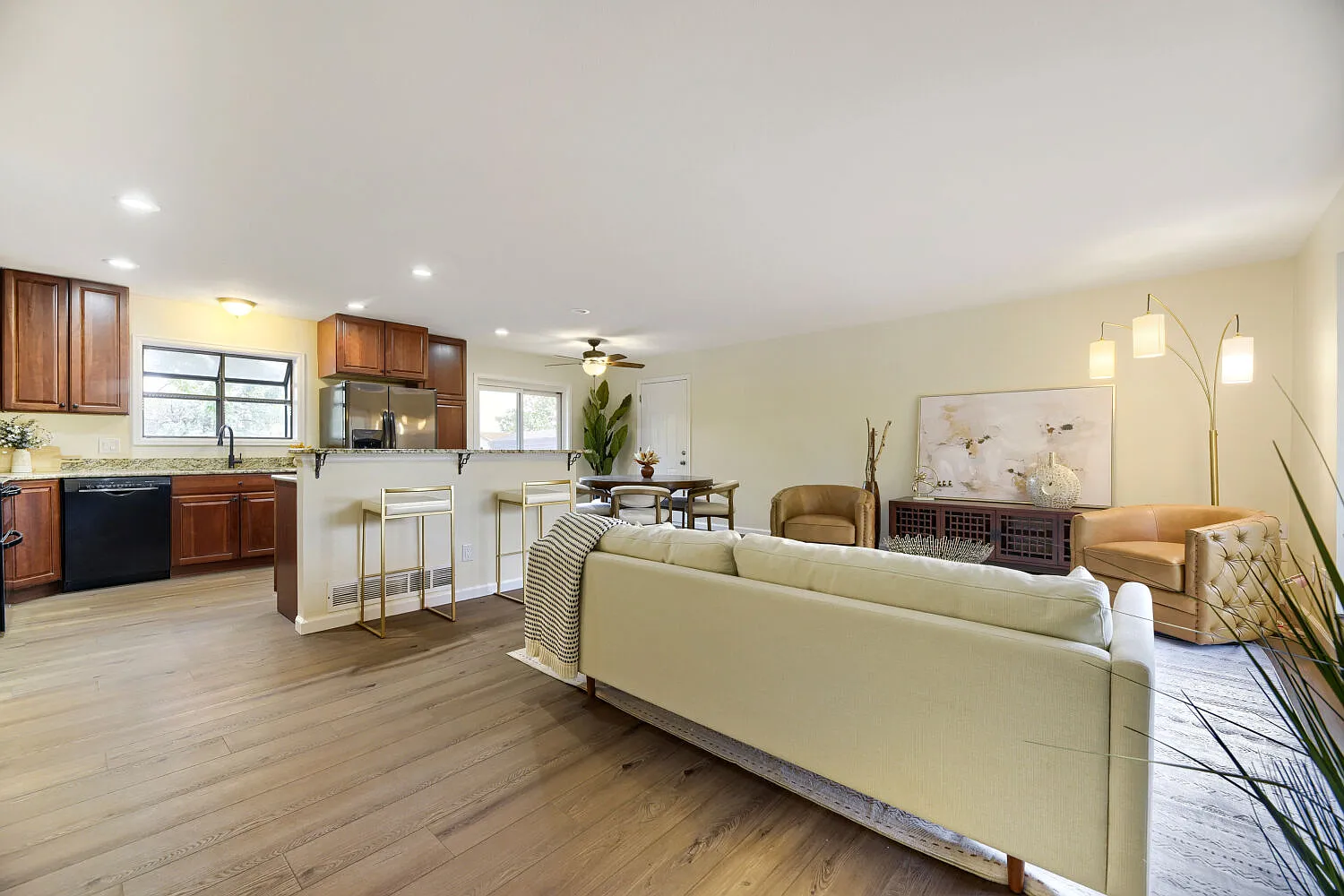 4 bed, 2100 sqft, $3,000 — Photo 2